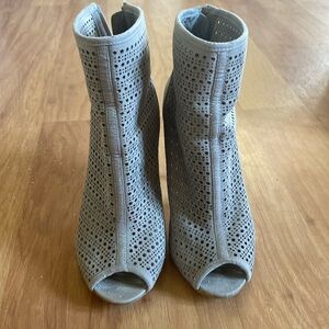 Women’s Chinese laundry gray heeled boots